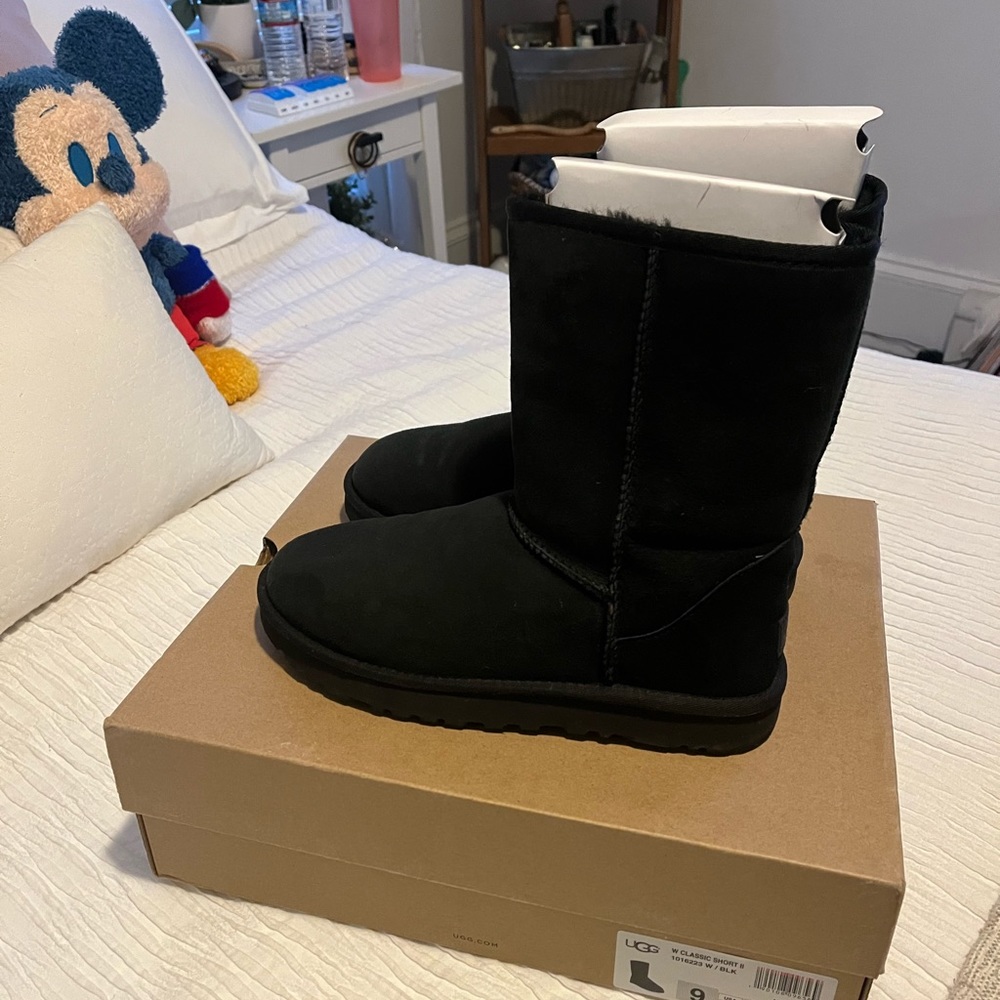 Short black uggs